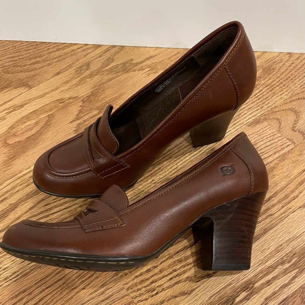 Super comfy, cushioned, 3” heel Born brown leather Womens size 7 1/2 dress shoe